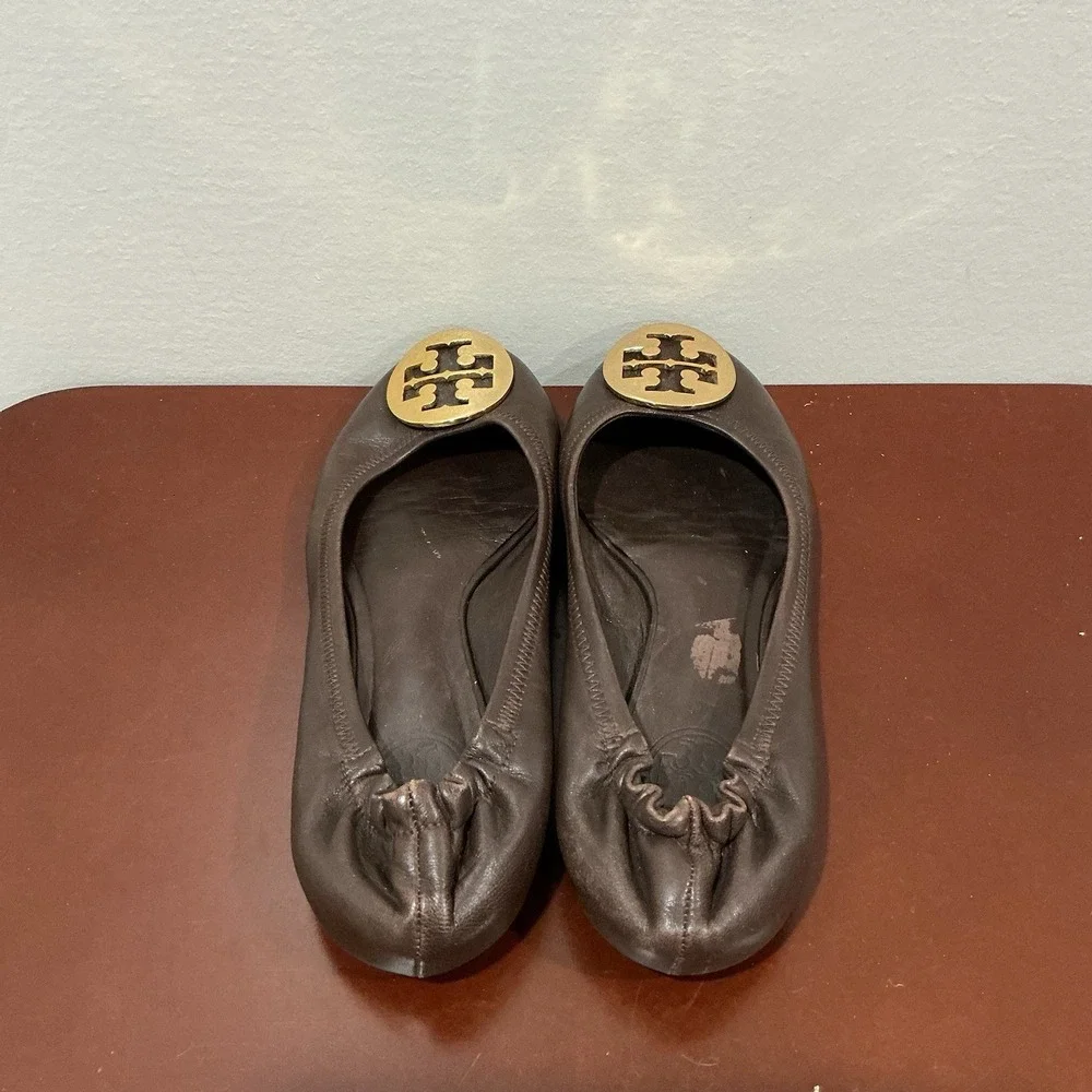 Tory Burch Ballet Shoes Womens 8.5 Reva Flats Brown Leather Gold Logo Preppy Lux